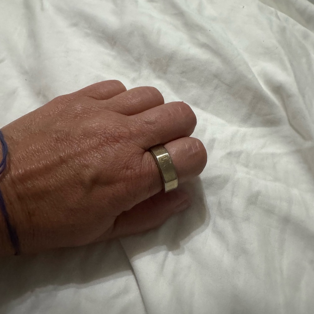 Oura Gold Ring - Picture 2 of 3